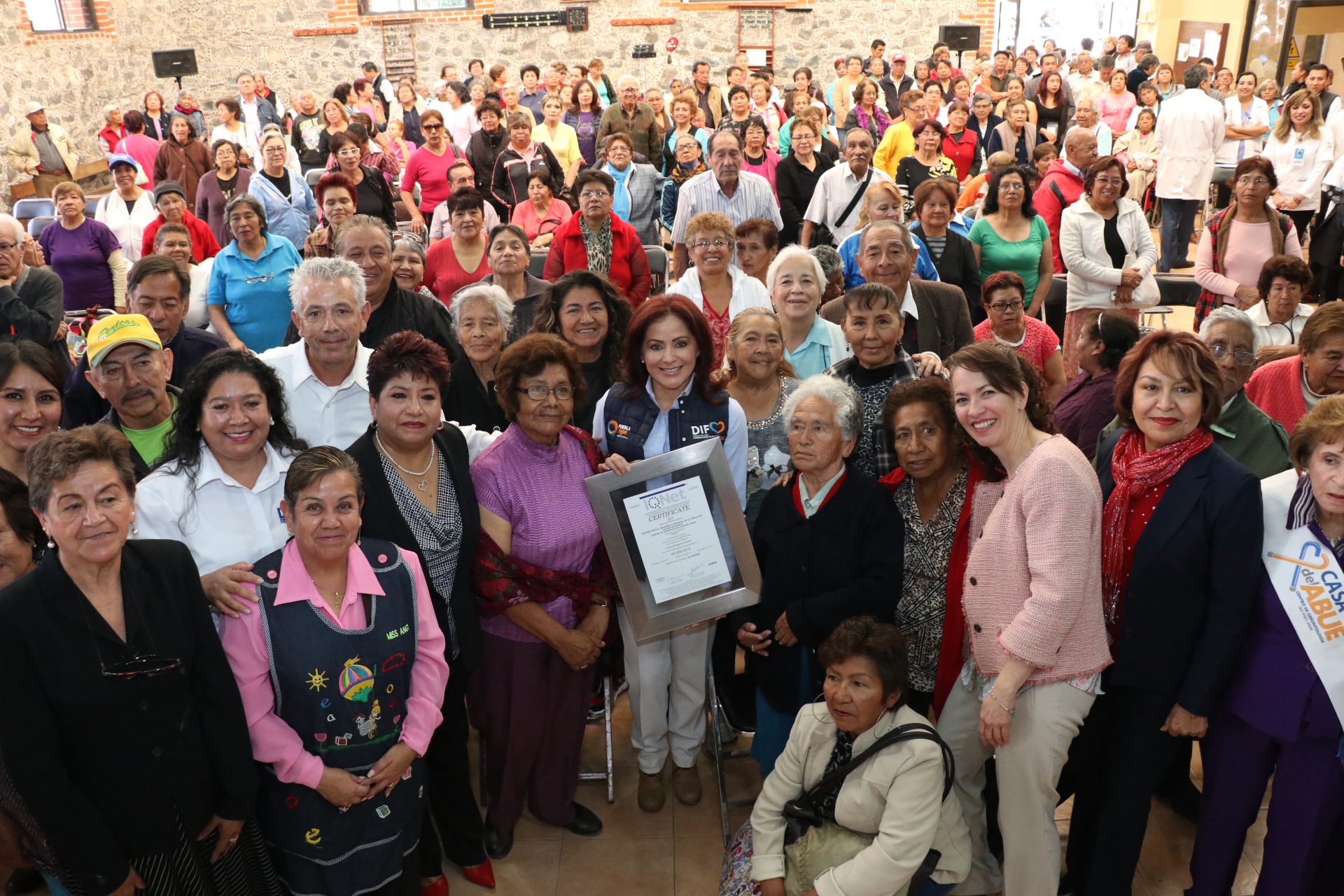 Dinorah López de Gali recibe certificación por brindar atención de calidad a los adultos mayores