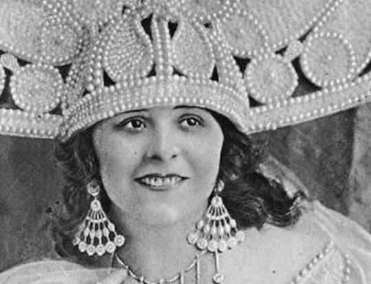 Esperanza Iris, soprano, vedette y actriz construyó su propio teatro