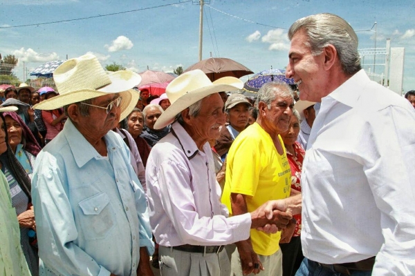 Distribuyen agua en la Mixteca; Tony Gali refuerza medidas de prevención por onda cálida