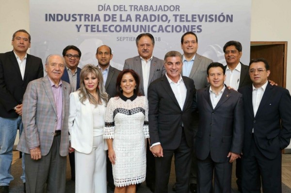 Tony Gali reconoce a trabajadores de la radio, televisión y telecomunicaciones en Puebla