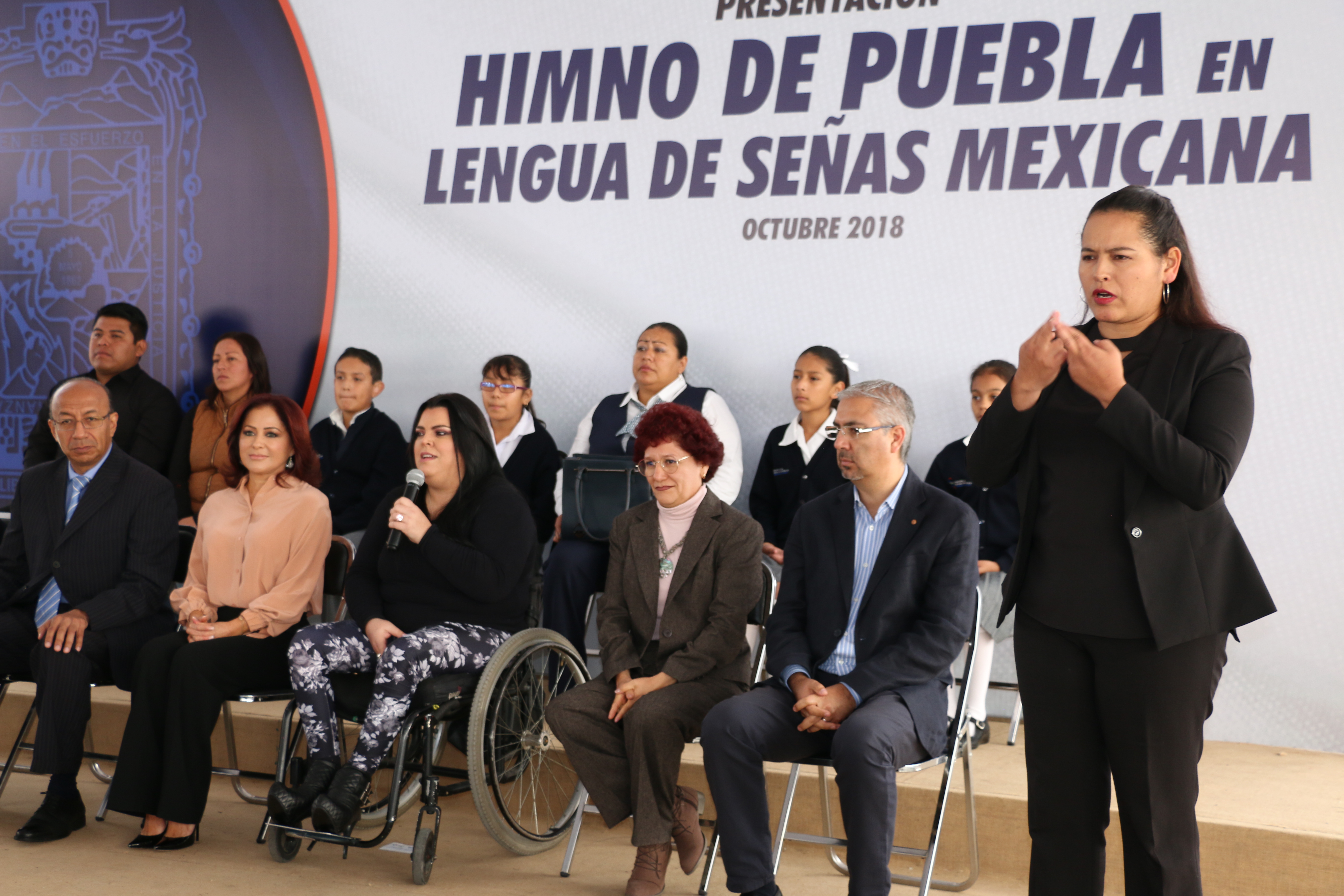 Dinorah López de Gali presenta el himno de Puebla en lengua de señas mexicana