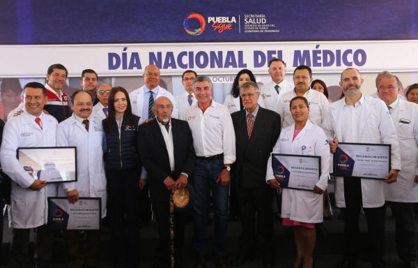 Reconoce Tony Gali trayectoria de médicos poblanos