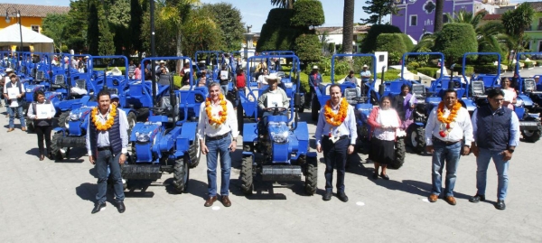 Tony Gali entrega apoyos al campo e infraestructura educativa en la Sierra Nororiental