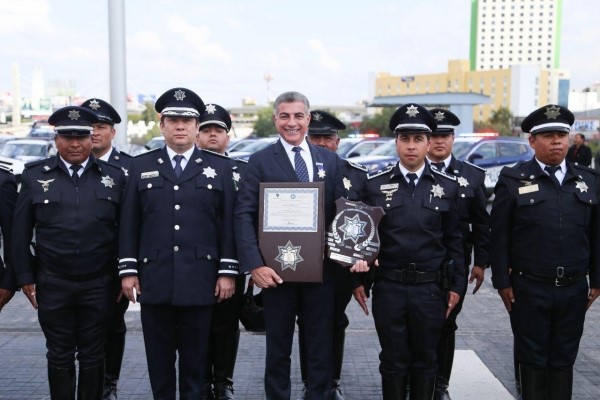 Tony Gali entrega patrullas, equipo y estímulos a policías