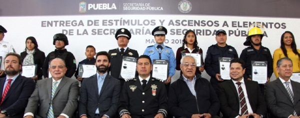 Entrega Pacheco Pulido estímulos y ascensos a policías de la SSP