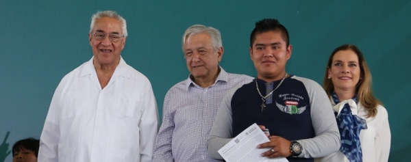 Presidente de México entrega programas integrales de bienestar; atestigua el gobernador