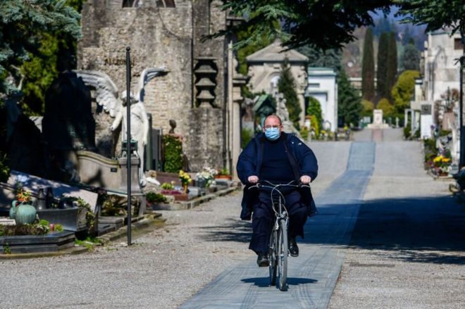 «Tuve que abrir la iglesia del cementerio para alojar la gran cantidad de cadáveres»: alcalde de Bérgamo, la ciudad de Italia más afectada por el covid-19