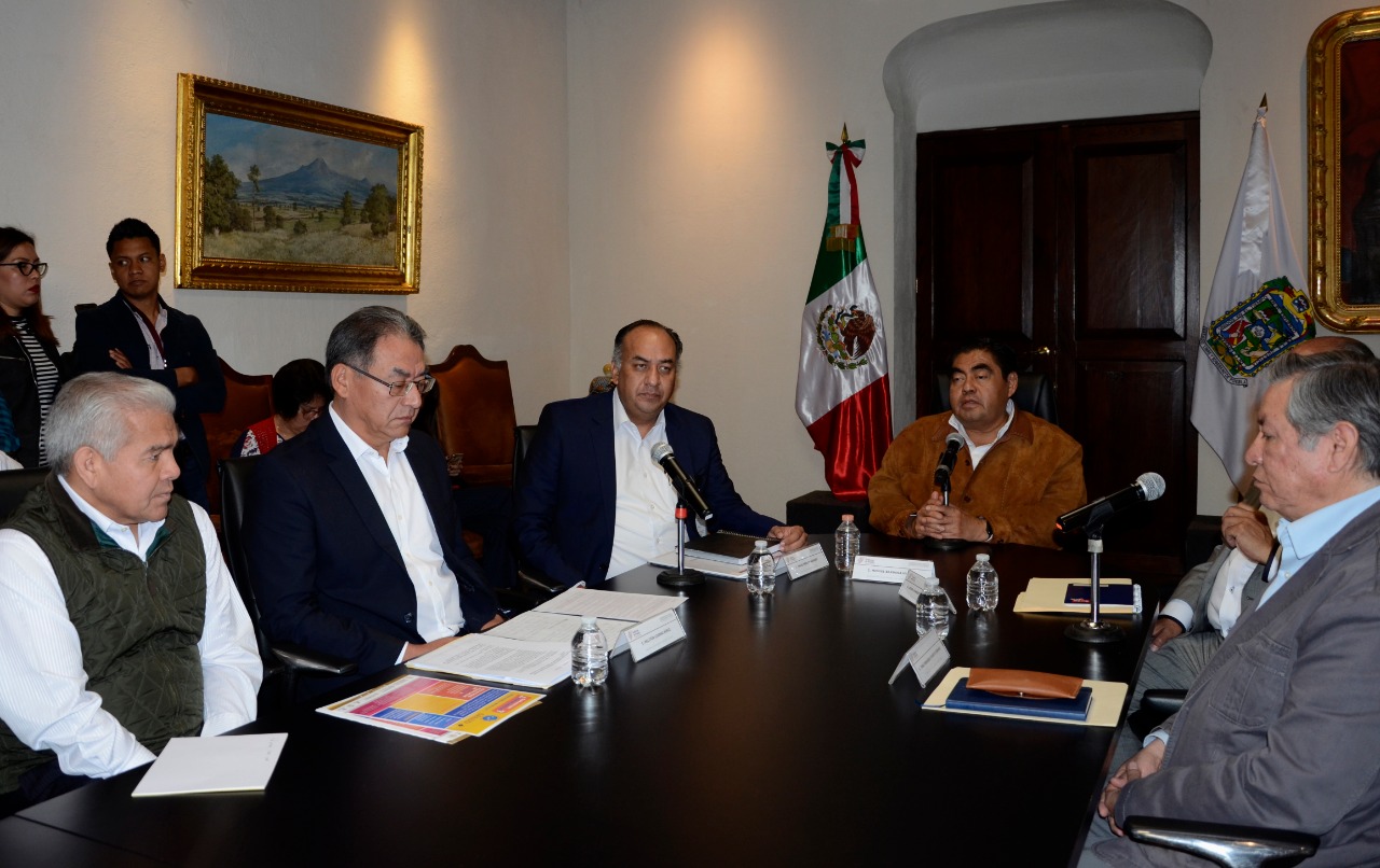 Decreta gobernador de Puebla para burócratas, pago al 100 por ciento de salario para embarazadas, tercera edad y discapacitados, durante aislamiento domiciliario por coronavirus