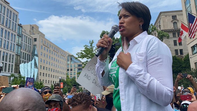 Alcaldesa de Washington DC se unió a los manifestantes este sábado