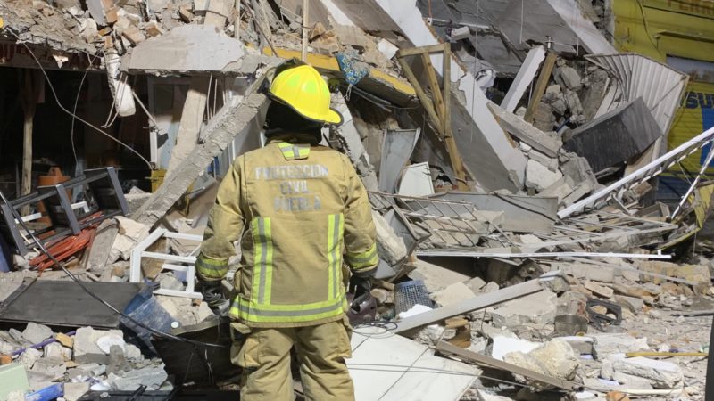 Explota tanque de gas y derrumba edificio en Puebla Capital, reportan atrapados