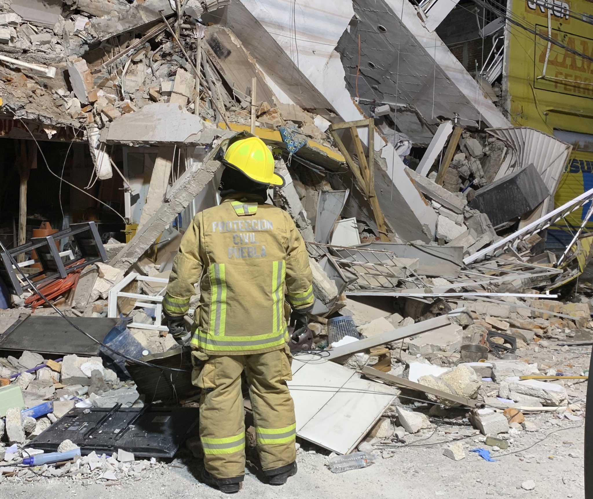 Explota tanque de gas y derrumba edificio en Puebla Capital, reportan atrapados