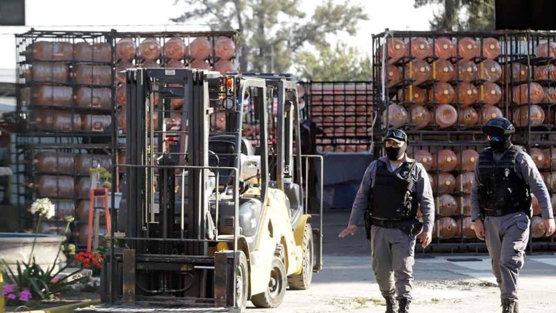 Por mandato judicial Guardia Nacional y policía estatal recuperan instalaciones de la empresa Bonafont