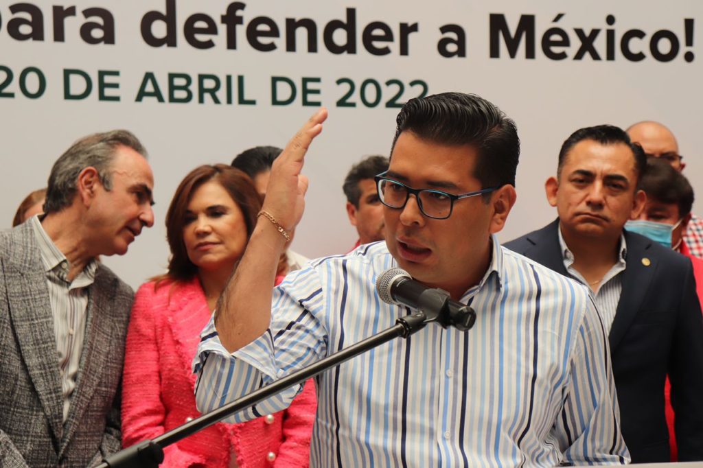 Néstor Camarillo, calificó a los tres diputados federales priista de Puebla Blanca Alcalá Ruiz, Lázaro Jiménez Aquino y Javier Cacique como patriotas. 