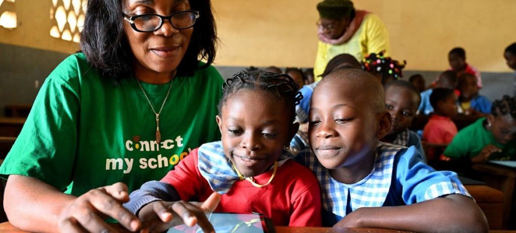 © UNICEF_Frank Dejongh Niñas usando una tableta digital durante la clase en una escuela en Yaoundé, Camerún.