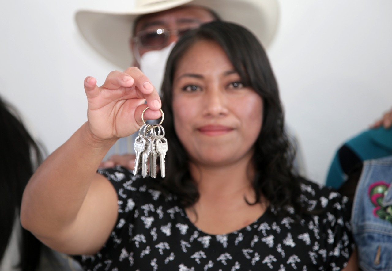 Familia afectada por socavón recibe las llaves de su nueva vivienda