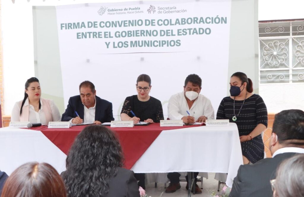 Ana Lucía Hill Mayoral, durante la firma del Convenio Marco de Coordinación y Colaboración Interinstitucional con Amozoc de Mota  y Tepatlaxco de Hidalgo.