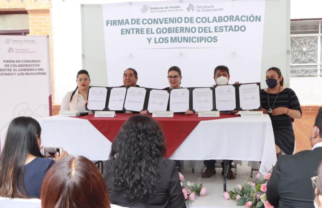 Ana Lucía Hill Mayoral, durante la firma del Convenio Marco de Coordinación y Colaboración Interinstitucional con Amozoc de Mota  y Tepatlaxco de Hidalgo.