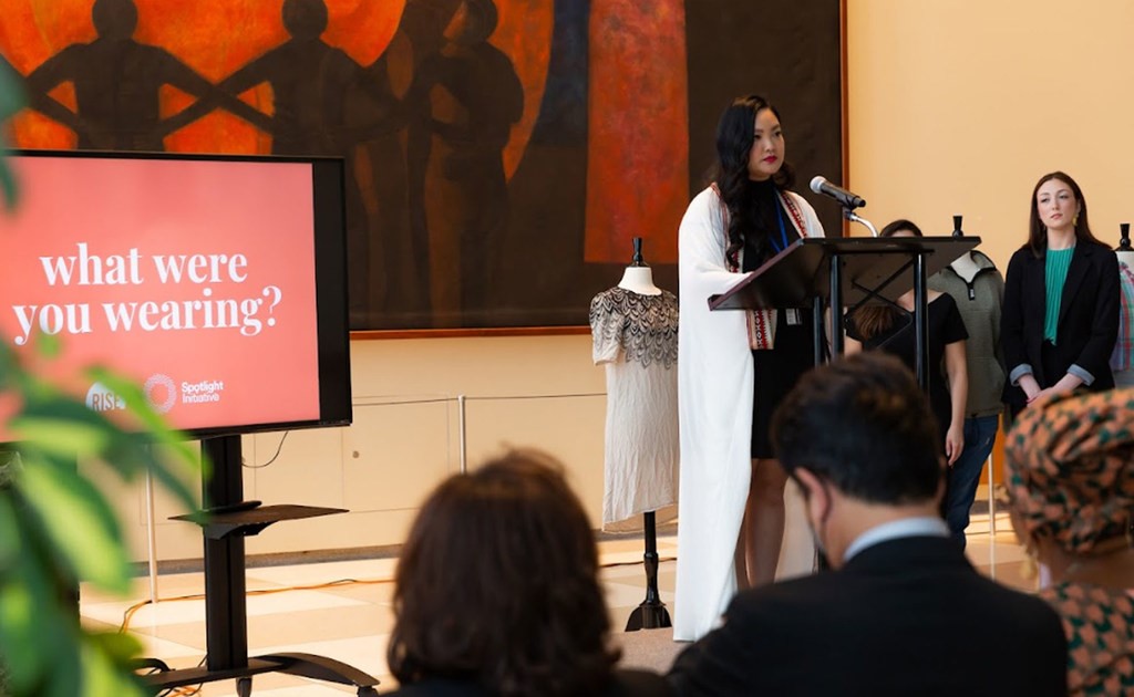 Spotlight Iniative Amanda Nguyen, superviviente de una agresión sexual, directora general y fundadora de Rise, habla durante la recepción de la exposición en el vestíbulo Sputnik de la sede de la ONU en Nueva York.