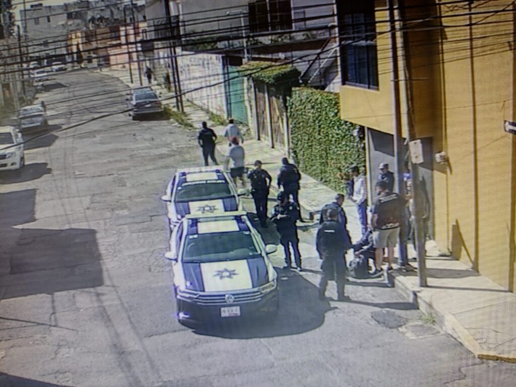 detienen a probable asaltante__en calle Cedros al sur de la ciudad. 
