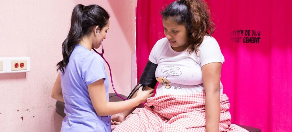 © UNICEF_Patricia Willocq Una adolescente guatemalteca de 16 años recibe atención al empezar el trabajo de parto.
