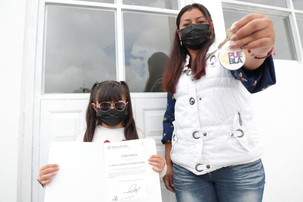 GOBERNADOR MIGUEL BARBOSA Y EL Gobierno del estado les entregaron sus 50 viviendas a familias afectadas por explosión de octubre pasado