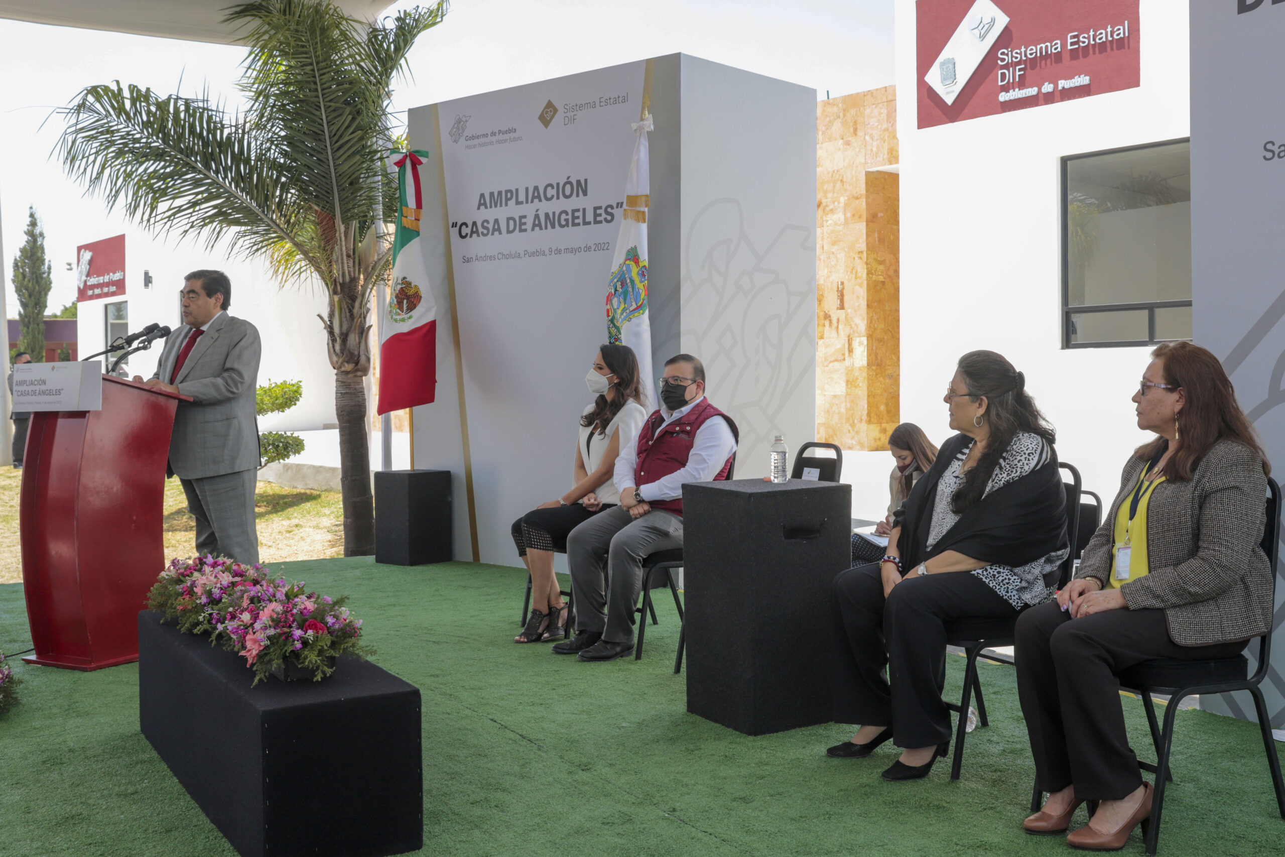 Anuncia Barbosa que construirá área para atender personas con autismo en Casa de Ángeles