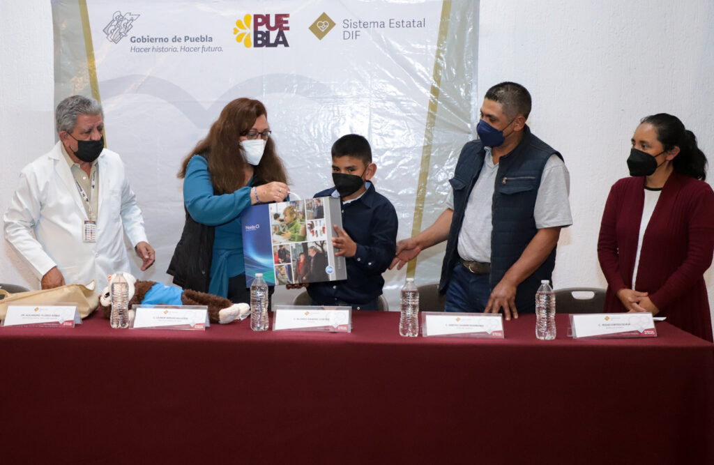 Alonso Sandre Cortés, originario del municipio de San Nicolás de los Ranchos, recibió un procesador de implante coclear Advance Bionics