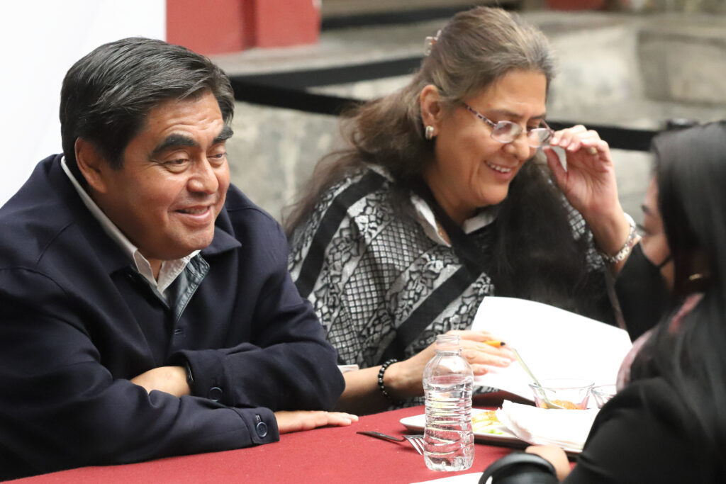 En “Martes Ciudadano”, Miguel Barbosa entrega aparatos ortopédicos a población vulnerable