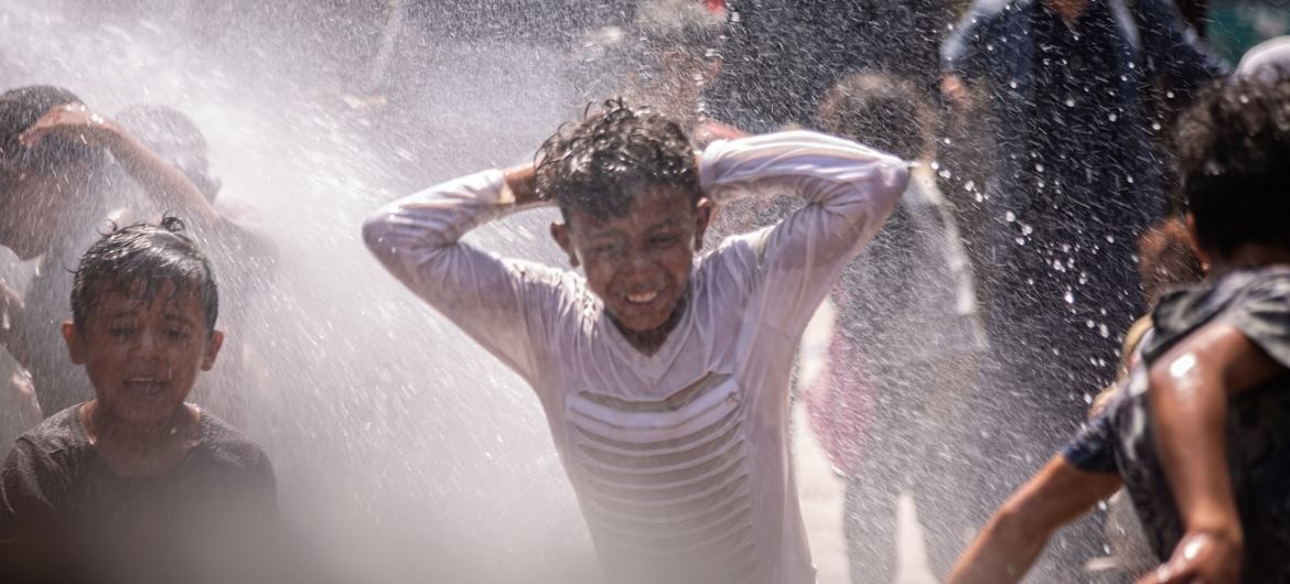 Cambio climático: más de 2000 millones de niños tendrán que soportar olas de calor más frecuentes en 2050