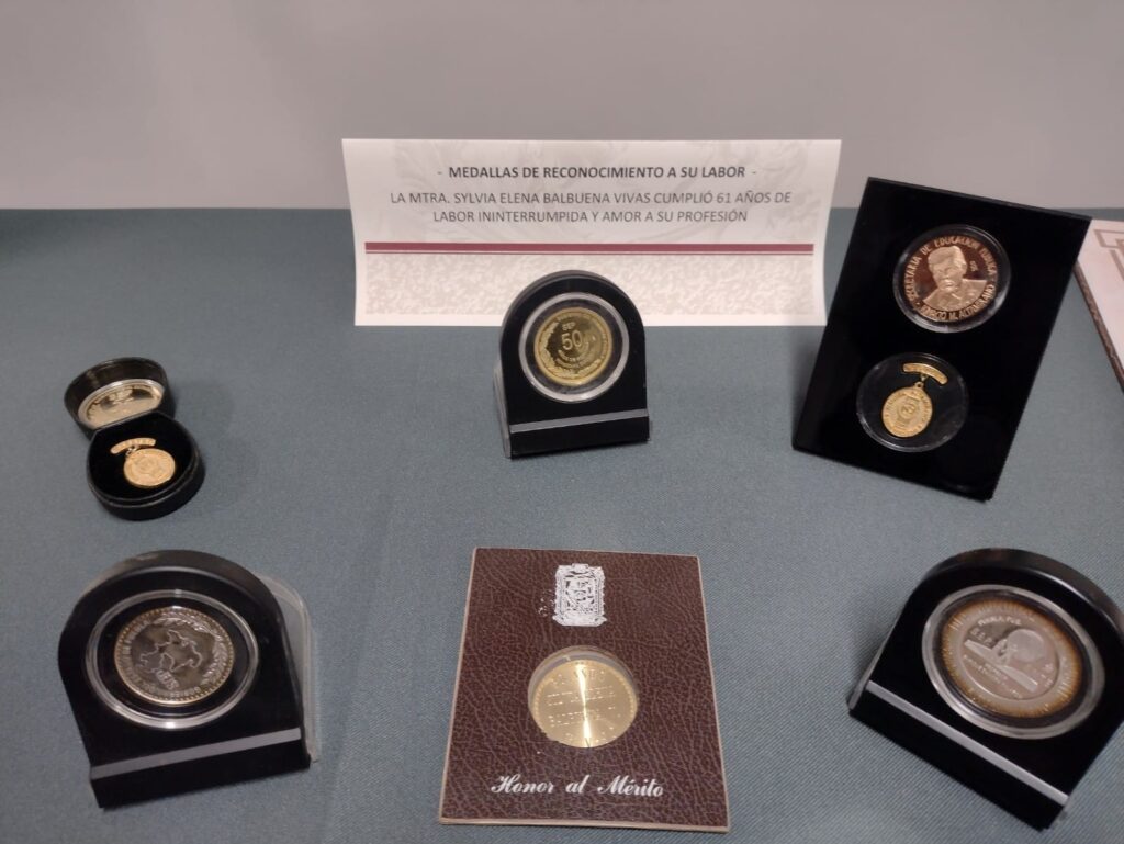 Medallas y premios de la maestra SYLVIA BALBUENA VIVAS 