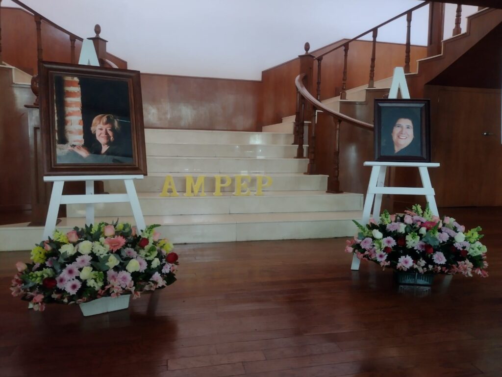 se reconoció a las maestras María Luisa Dávila Marín y Sylvia Elena Balbuena Vivas por su gran trayectoria en la docencia, el periodismo, y en las artes