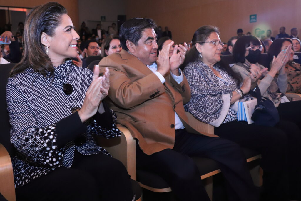 Rotundo éxito de la conferencia magistral de Fernando Savater, donde participó Claudia Sheinbaum 