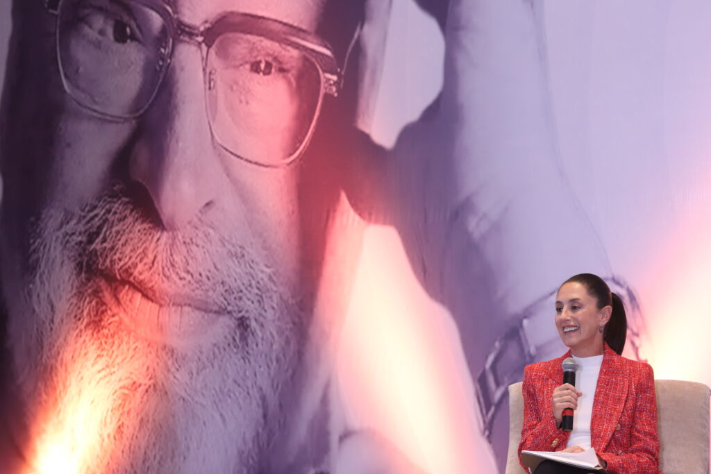 Rotundo éxito de la conferencia magistral de Fernando Savater, donde participó Claudia Sheinbaum 