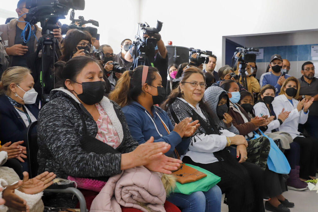 entrega de unidad de hemodiálisis en el HNP