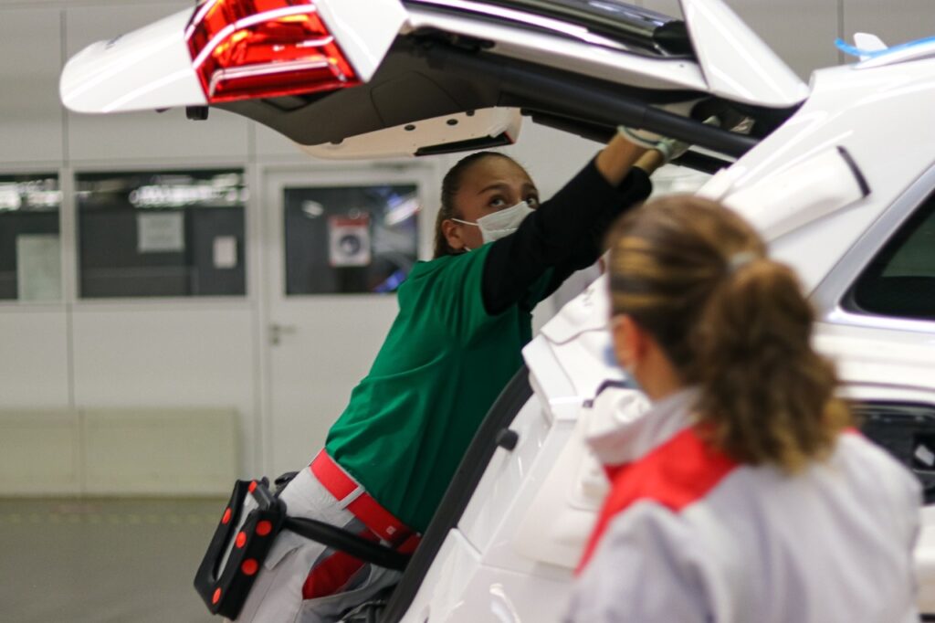mujeres laboran en el sector automotriz