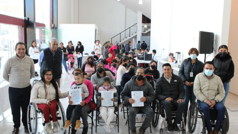Entregan de constancias para garantizar derechos y acceso a beneficios sociales a personas con discapacidad