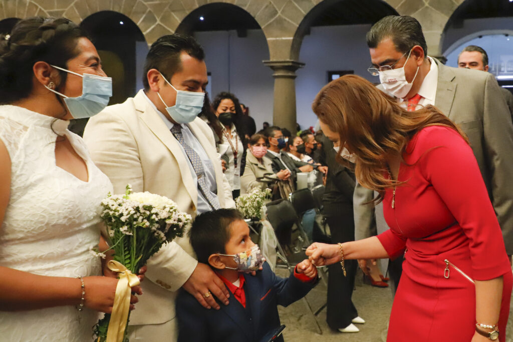 Celebran su matrimonio 137 parejas en boda civil colectiva en Puebla