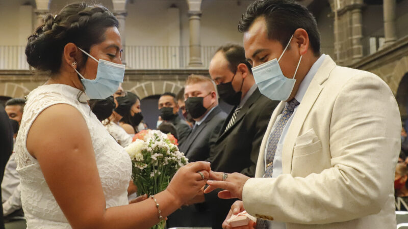Celebran su matrimonio 137 parejas en boda civil colectiva en Puebla