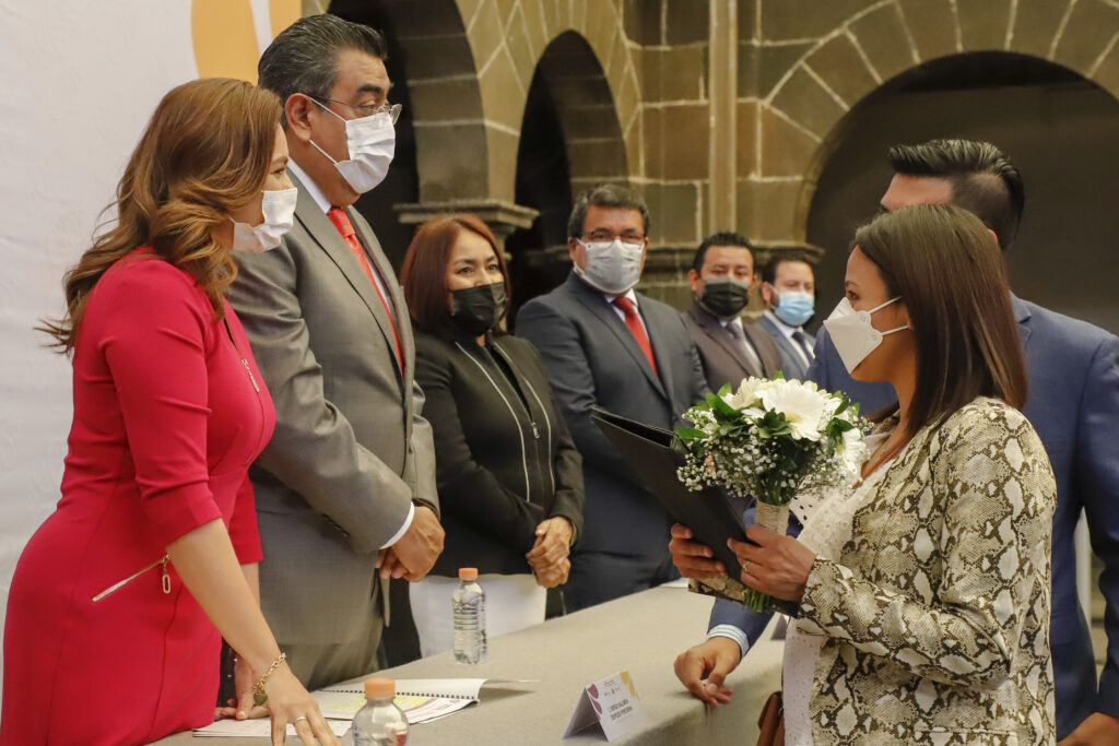 Celebran su matrimonio 137 parejas en boda civil colectiva en Puebla