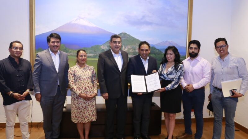 Impulsa gobernador Sergio Salomón expedición de pasaporte en Tepeaca