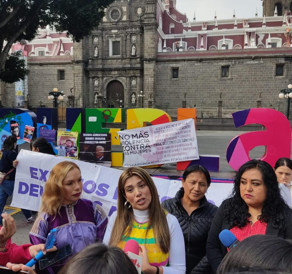 Clara Luz Vázquez junto con otras activistas instaló un tendedero en el Zócalo de Puebla Capital
