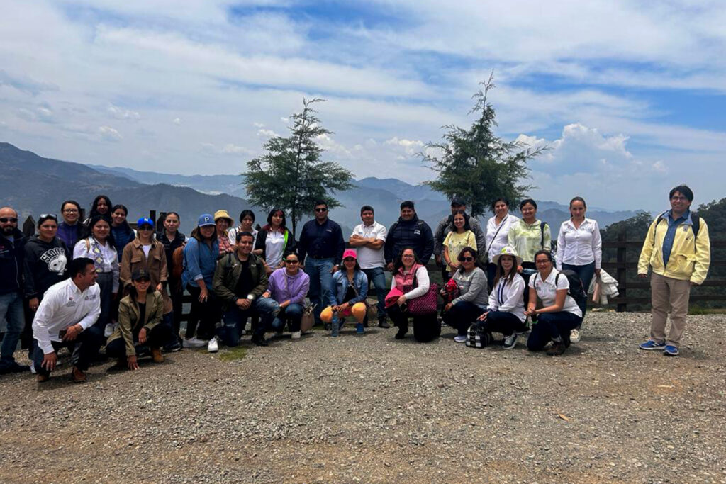 80 directivos, docentes y estudiantes de universidades como la Autónoma de Puebla, Alvart, del Valle de Puebla, Iberoamericana, de Oriente, ISU, entre otras, mismas que acudieron a los municipios de Teziutlán y Tetela de Ocampo para conocer, de primera mano, las prácticas ancestrales culinarias que las cocineras tradicionales han adquirido de generación en generación