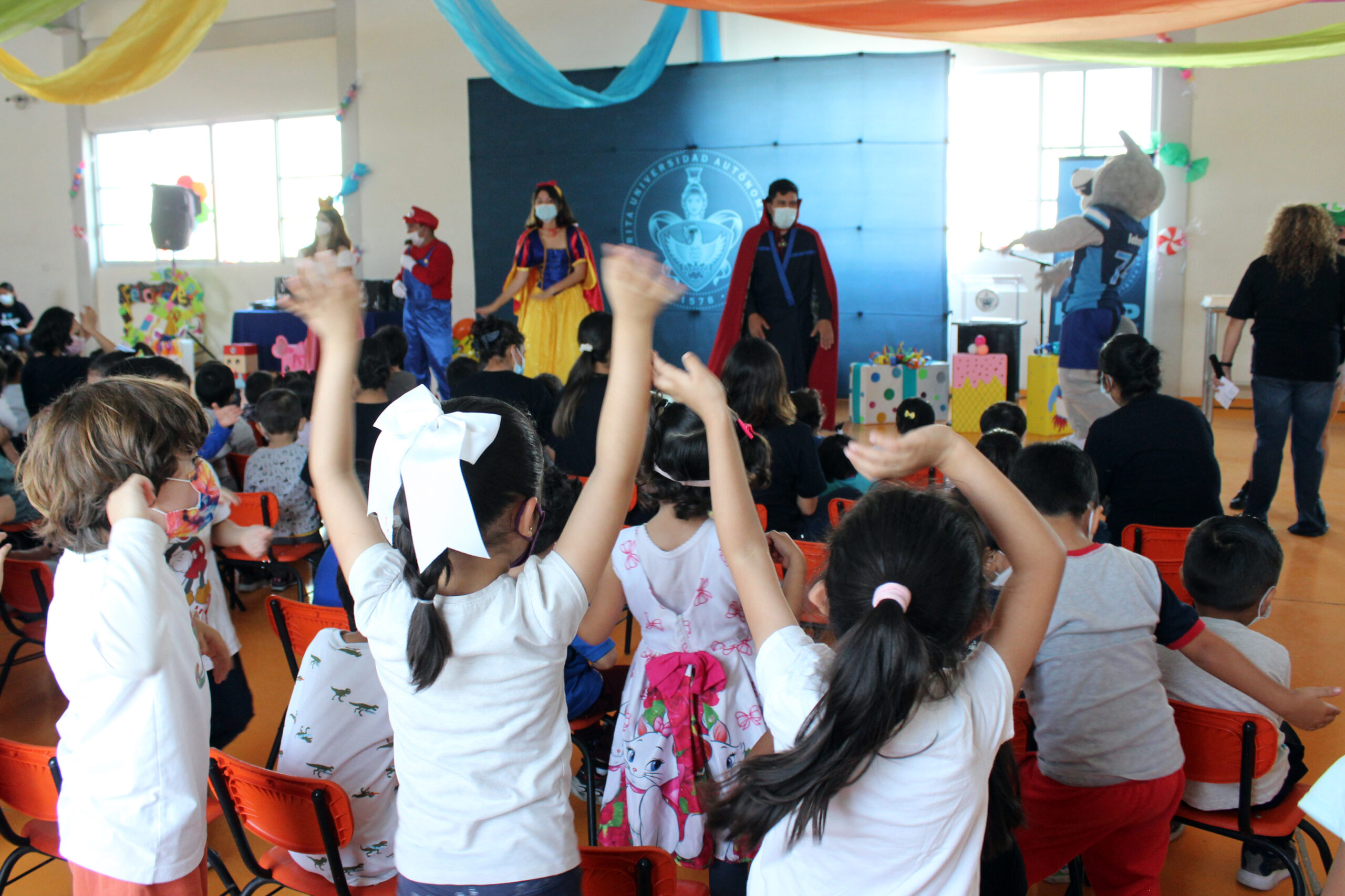 Rectora María Lilia Cedillo Ramírez festeja a las y los niños en el Círculo Infantil Buap