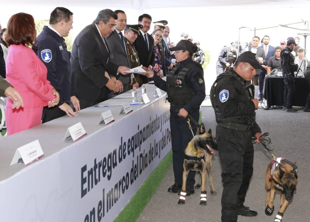 El gobernador SERGIO SALOMÓN CÉSPEDES y su esposa, la presidenta del SEDIF, Gaby Bonilla encabezaron un homenaje a policías caídos en el cumplimiento del deber y entregaron equipamiento y reconocimientos en el marco del Día de la y del Policía Estatal