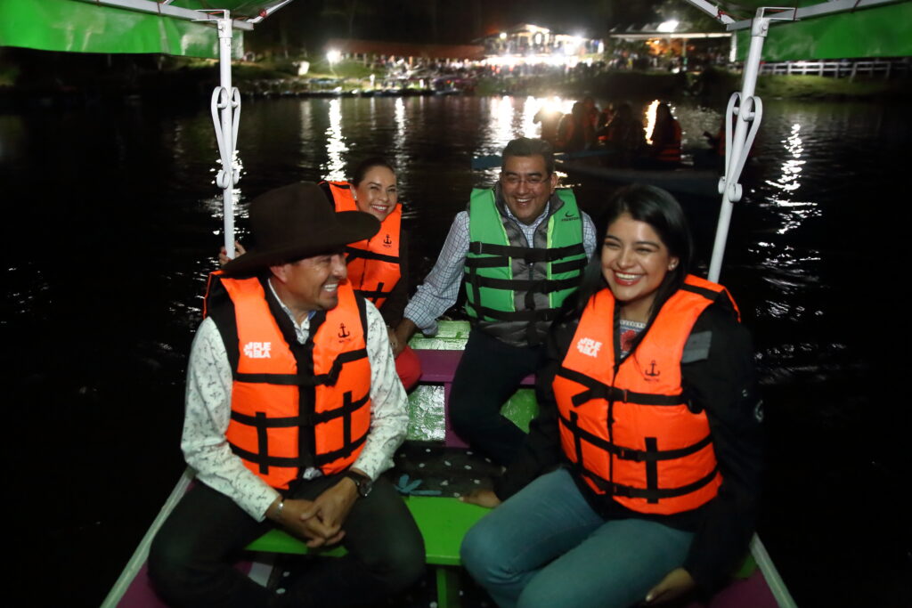 Sergio Salomón y su esposa Gaby Bonilla durante la gira de trabajo en Tlatlauquitepec para inaugurar el Festival de la Luciérnaga 2023 