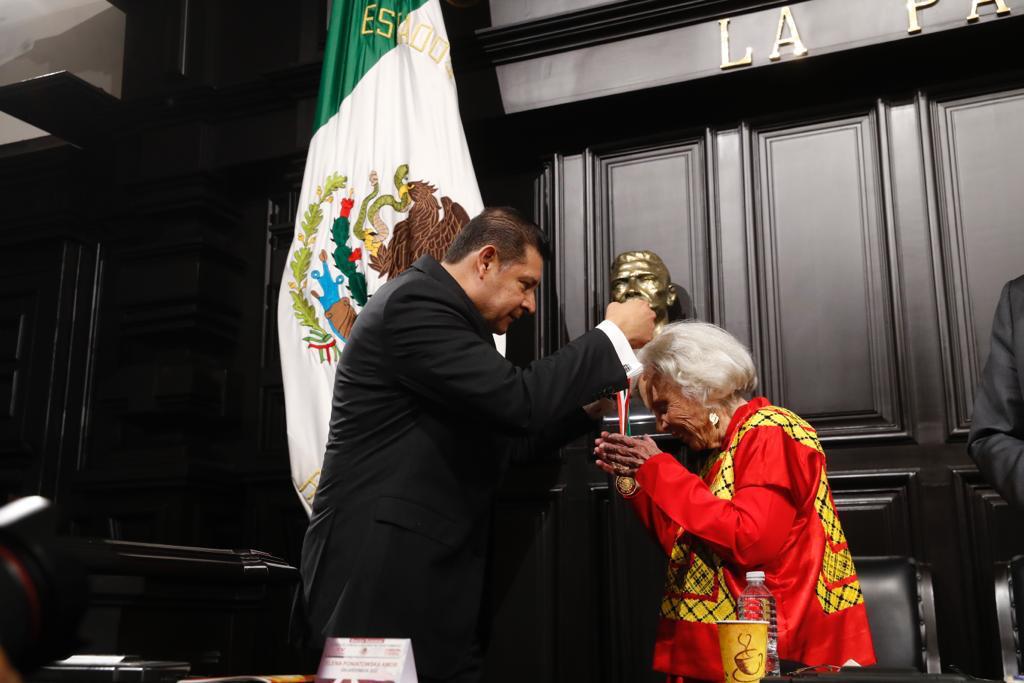 Senador Alejandro Armenta coloca la medalla Belisario Domínguez a la periodista y escritora Elena Poniatowska