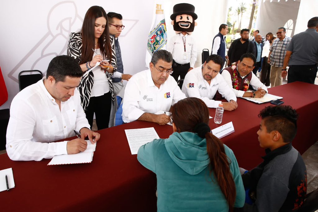 Con entrega de patrullas en el primer Martes Ciudadano Itinerante el gobernador Sergio Salomón Céspedes celebra su cumpleaños en Tepeaca