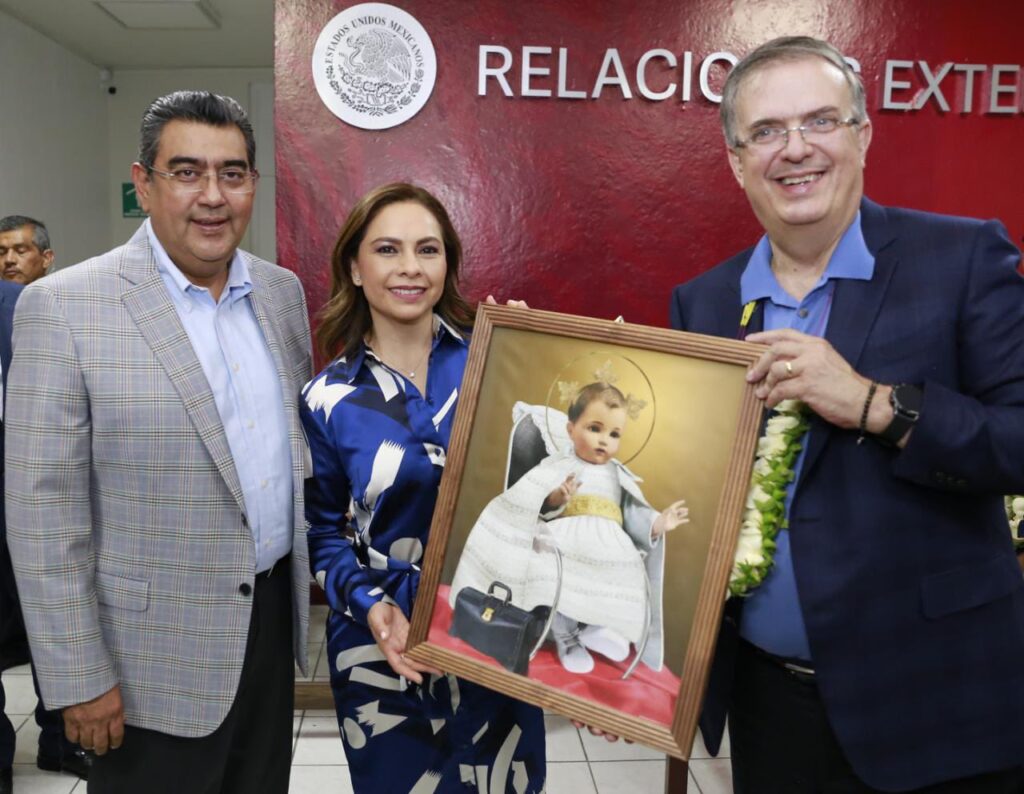 SERGIO SALOMÓN céspdes y su esposa Gaby Bonilla  la  regalarton aron UN IMAGEN DEL NIÑO DOCTOR