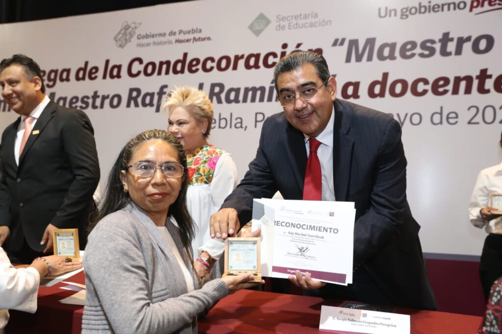 Exhorta Sergio Salomón a maestros y maestras seguir trabajando por futuro de las siguientes generaciones