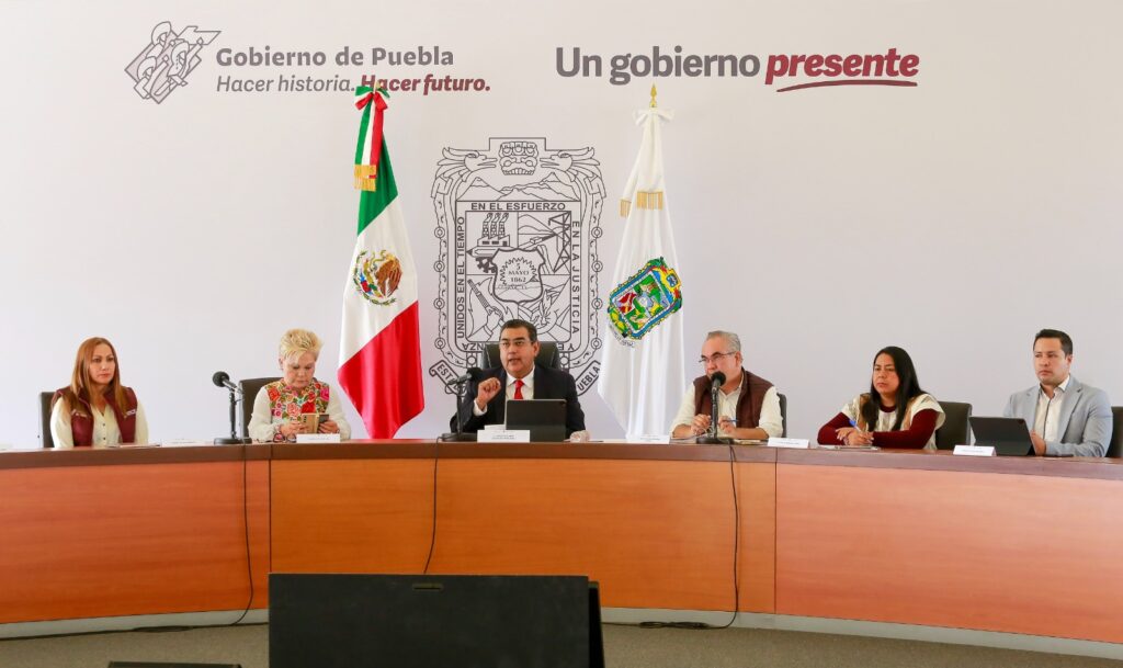 El gobernador Sergio Salomón Céspedes Peregrina garantizó que las autoridades se mantienen atentas vigilando el aumento de la actividad del Volcán Popocatépetl